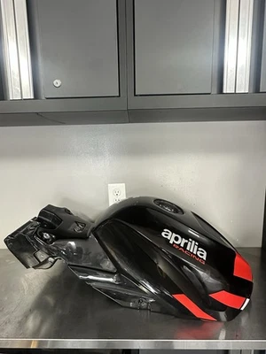21-24 APRILIA TUONO fábrica V4 1100 tanque de combustible de gas gasolina rojo OEM Ver fotos Foto 1 de 4