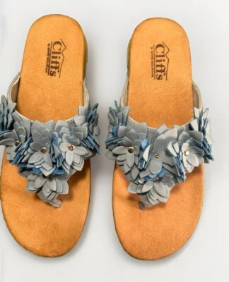 Sandalia para mujer Cliffs By White Mountain Hot Spot flores azules, suelas blancas 6,5 m Foto 1 de 4