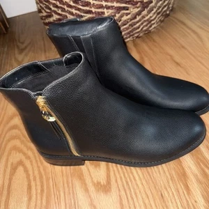 Women Michael Kors Britt Flat Bootie Shoes BLACK 9.5 New With Box - Picture 1 of 7