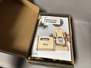 Kiwi Co Eureka Crate Costruisci il tuo calendario perpetuo STEM per età 14+ NUOVO - Foto 1 di 10