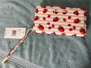 Betsey Johnson Geldbörse Portemonnaie rosa rot Erdbeere Kunstleder umlaufender Reißverschluss Neu mit Etikett - Bild 1 von 12