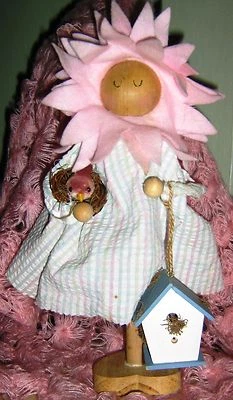 Figura MUÑECA de fieltro y madera rosa país pascua primavera hada de flores huso Foto 1 de 4