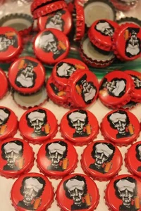 500 RED/ORANGE RAVEN BREWERY BEER BOTTLE CAPS NO DENTS EDGAR ALLAN POE - Picture 1 of 1