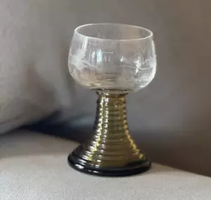 Calice bicchiere vino Roemer tedesco vintage verde oliva stelo alveare uva incisa - Foto 1 di 7