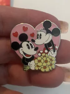 Authentic Mickey And Minnie Mouse Valentines Heart Pin Bouquet Flowers 2013 - Picture 1 of 5