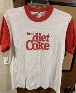 Camiseta De Colección Años 80 Diet Coke Timbre Rayas Etiqueta L Ajuste Mediano 20x26 PROMOCIÓN PRELIMINAR LANZAMIENTO - Imagen 1 de 7