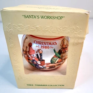 Palla di Natale Vintage 1980 Hallmark Infrangibile Raso Ornamento "Laboratorio di Babbo Natale" - Foto 1 di 3
