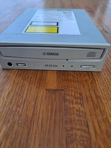 VINTAGE YAMAHA INTERNAL IDE CD-R/RW RECORDER - Afbeelding 1 van 2