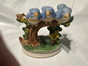 Figura de 3 pájaros azules sentados en una rama, vintage, usada - Imagen 1 de 9