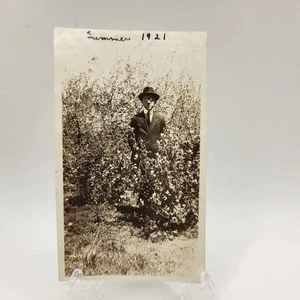 Fotografía antigua de 1921 hombre espeluznante en arbustos 4x3 pulgadas Dakota del Norte - Imagen 1 de 2