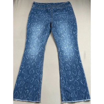 Pantalones de mezclilla para mujer No Boundaries con estampado de corazón pierna acampanada dobladillo deshilachado grandes Foto 1 de 3