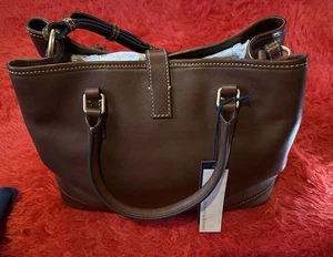 Dooney & Bourke Kastanienbraun Perry Umhängetasche mit Staubtuch Neu mit Etikett - Bild 1 von 15