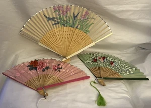 Vintage Nachlass Japanische Blumen Handbemalt Klapp Handfächer Konvolut 3 Fächer - Bild 1 von 14