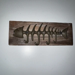 Gusseisen Fischknochen/Haken Holzplakette - Bild 1 von 2