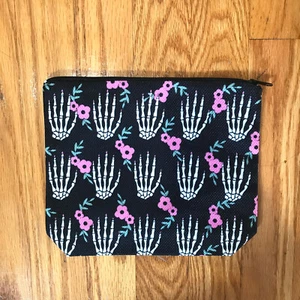Bolsa de cosméticos gótica Lolita Punk Kawaii esqueleto mano y flores - Imagen 1 de 7