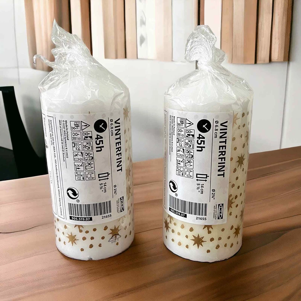 Vela pilar IKEA VINTERFINT blanca y dorada sin perfume de 5 1/2" (juego de 2) Foto 1 de 3