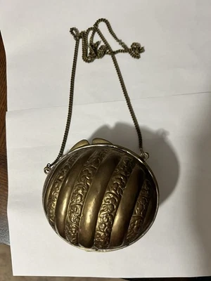 Bolso de mano trasero vintage de latón con carcasa de almeja ornamentado terciopelo interior Foto 1 de 4