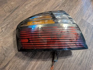 Luz trasera exterior lado conductor izquierdo Pontiac Bonneville OEM 2000-2005 - Imagen 1 de 9