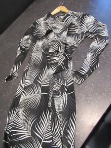  BCBG FEATHER PRINT WRAP DRESS BLACK-LAYERED PALM Size XXS*NWT* - Picture 1 of 7