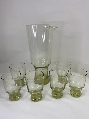 Jarro de vidro base ponderada retrô Chartreuse seis copos combinando MCM coquetel - Imagem 1 de 4