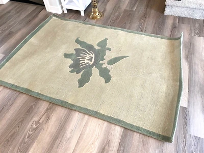 R128 CUSTOM MADE FLORAL HAND CRAFTED TIBETAN RUG 4' X 6' MADE IN NEPAL - Image 1 of 4