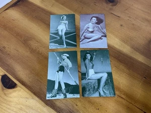 Lote de 4 postales vintage pin-up/glamour - bellezas y modelos de baño de los años 1930-50 - Imagen 1 de 13