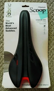 Sillín ancho FABRIC Scoop Sport poco profundo 142 mm riel de titanio - Imagen 1 de 5