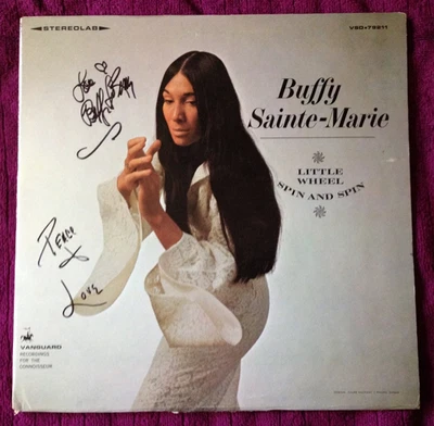 VINTAGE/ORIGINAL 1966 BUFFY SAINTE-MARIE - LITTLE WHEEL SPIN AND SPIN LP; SIGNED Foto 1 de 4