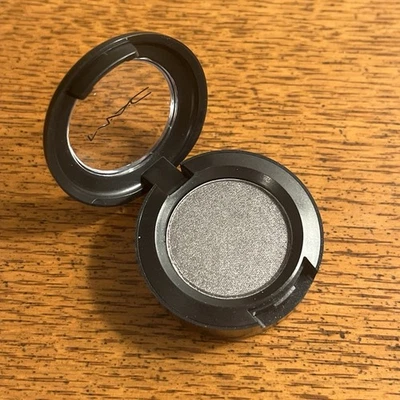RARE MAC Pearled Earth veluxe pearl powder eyeshadow 1.5g - Image 1 of 3