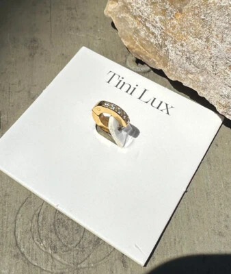 Pendiente de aro Huggie de 12 mm con piedras preciosas de oro Tini Lux titanio hipoalergénico Foto 1 de 4