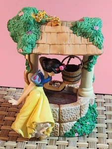 Walt Disney Vintage Disney Weihnachtsschmuck Enesco ~ Schneewittchen am Brunnen - Bild 1 von 9