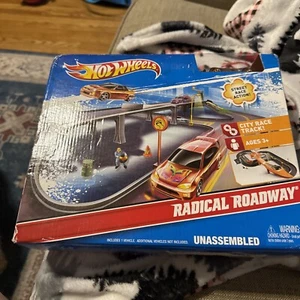 Hot Wheels 2010 Radical Roadway Playset: 1 Vehicle, Tracks & Accessories, NIB - Picture 1 of 8