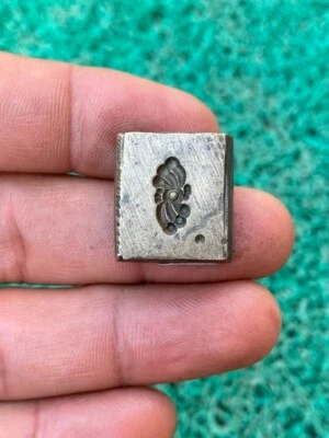 Molde de joyería antiguo vintage antiguo tallado a mano radiante floral figurado troquel Foto 1 de 4