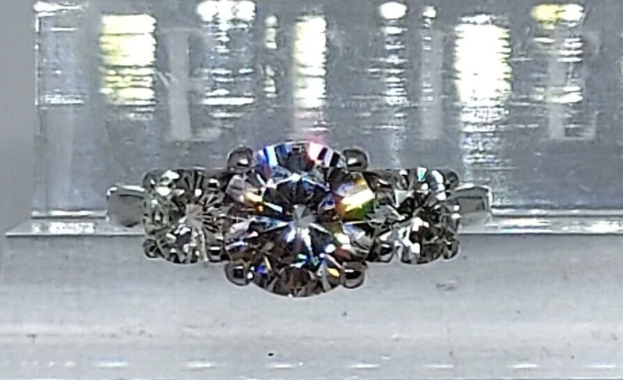 Anillo redondo de moissanita de tres piedras tamaño 5,5, 3cttw ~ 8 mm centro con 2 ~ 5 mm en el lado Foto 1 de 4