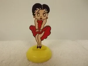 Estatuilla de madera de Betty Boop de dibujos animados estatua con clip de tarjeta firmada por Joe J Young - Imagen 1 de 5