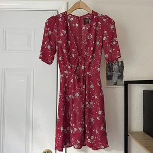 REFORMATION Minikleid rot geblümt Viskose Kurzarm vorne zum Binden Cutout - Bild 1 von 7