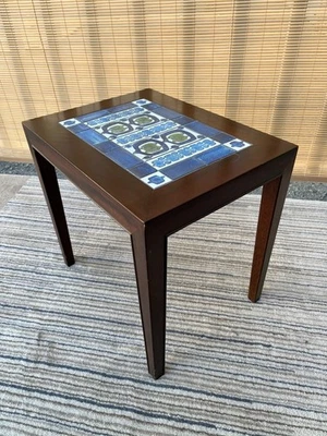 Mesa de acento vintage de estilo moderno danés de finales del siglo XX con incrustación de cerámica. Foto 1 de 4