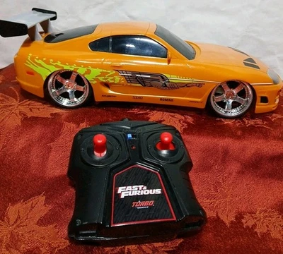 Coche con control remoto Fast & Furious. Cerebros Toyota Supra. Carga USB 12”. Juguete Jada Foto 1 de 4