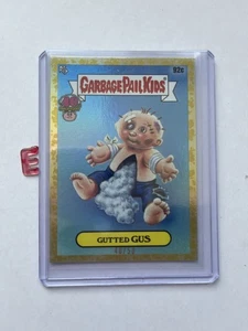 2025 Topps Garbage Pail Kids GPK 40th Gutted Gus 40/50 Fool's Gold #92c - Imagen 1 de 2
