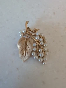 Krone Trifari signiert Vintage gebürstet goldfarben Kunstperlen Blatt Brosche klassisch 2" - Bild 1 von 2
