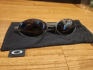 Occhiali da sole Oakley vintage filo E rotondi circolari ovali lenti nere anni 90 con custodia - Foto 1 di 9