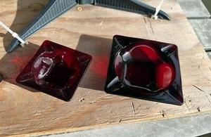 Set Of 2 - Sizes Royal Ruby Red Glass Square Ashtrays Anchor Hocking - Picture 1 of 8