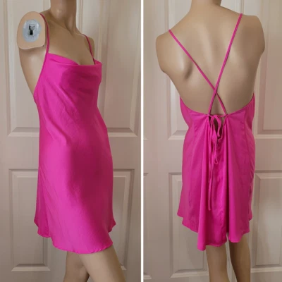 Vestido sin Mangas Forever 21 Cuello Capucha Satinado Talla M Fucsia Rosa Caliente Foto 1 de 4