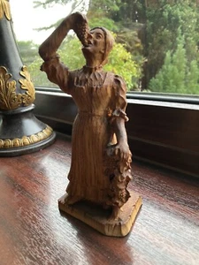 HAND CARVED SIC WOODEN OLD WOMAN EATING GRAPES MADE IN FRANCE 6 3/4" - Picture 1 of 5