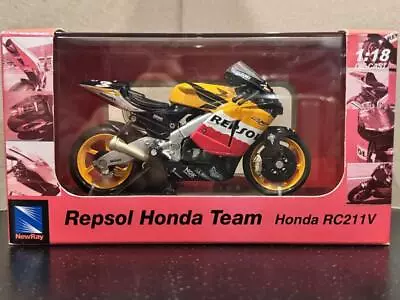 New Ray 1/18 Scale Motorcycle Figure Repsol Honda Team Honda RC211V New - Image 1 of 4