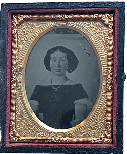 ANTIQUE VICTORIAN TINTYPE PHOTOGRAPH YOUNG WOMAN IN 1/2 THERMOPLASTIC UNION CASE - Picture 1 of 4