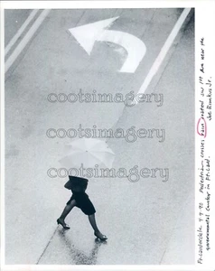 1990 Press Photo Well Dressed Woman Walks Across Street Under Umbrella - Picture 1 of 2