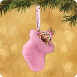 2002 Hallmark Ornament ~ Babys erste Weihnachten - Mädchen Bootie ~ QX8806 ~ Neu im Karton K - Bild 1 von 1
