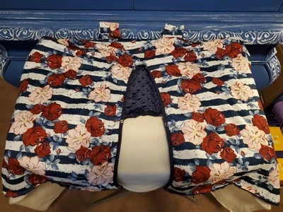 Funda de asiento de coche de bebé floral azul marino con correas y cierre a presión Foto 1 de 3