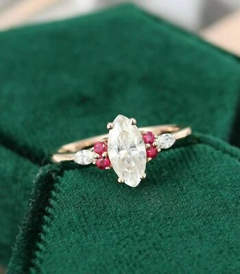 Anillo de compromiso y creado enchapado en oro rosa de 14 quilates con rubí rojo y diamantes Marqués de 1,25 quilates Foto 1 de 4